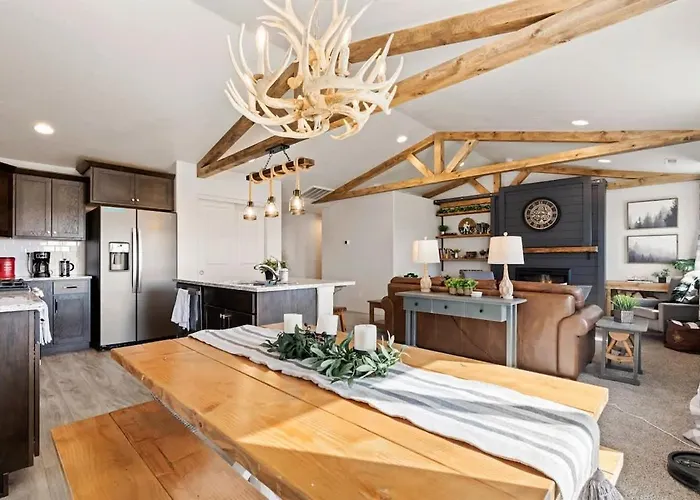 Modern Cabin Vibes, Vaulted Ceilings, Sleeps 8!