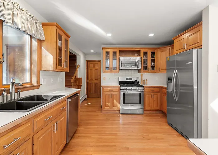 Spacious Home With Direct Pond Access!