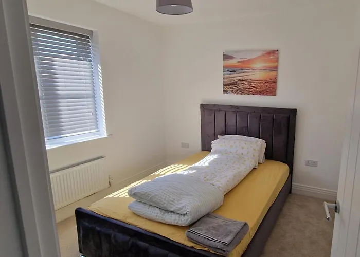 Peterborough - House - Sleeps 8 - Parking - Garden