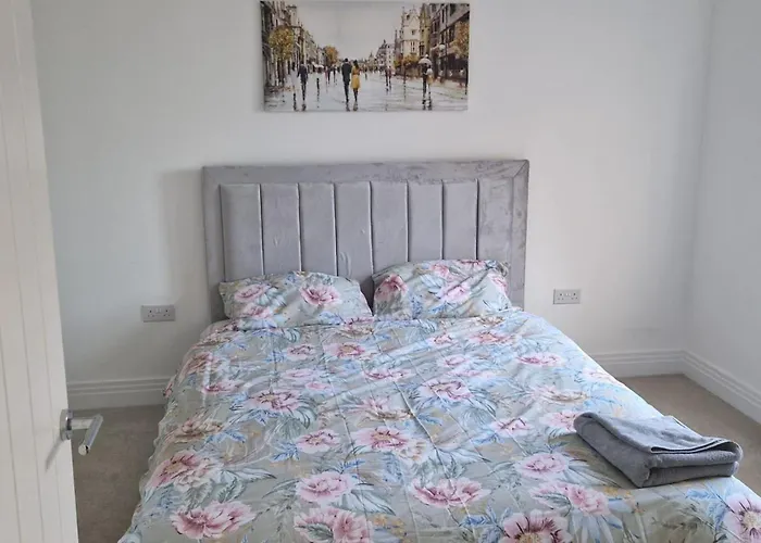 Peterborough - House - Sleeps 8 - Parking - Garden