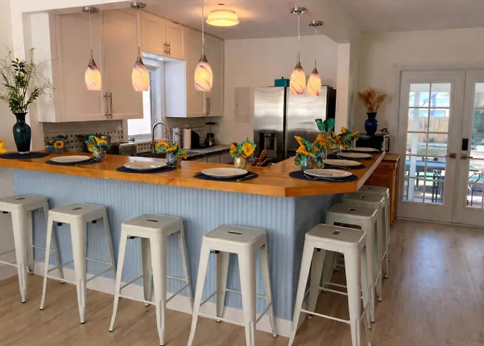 The Peacock Bungalow- Heated Pool & Jacuzzi- 5 Min To Beach!