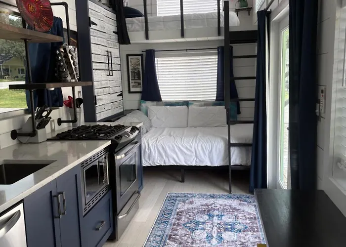 Tiny Hamptons, No Pet Fees, Main Floor Bed!