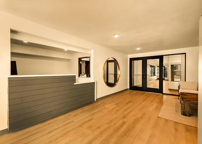 Livaway Suites Seattle- Renton