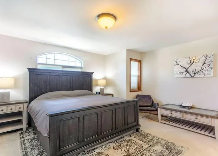 Family Home With Pool Table - Fall Weekly Savings