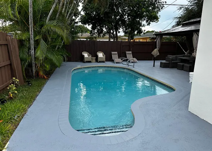 Pool House 3 Bedroom 2 Bathroom