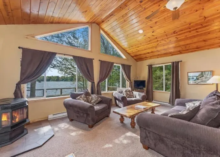 Chain Lake Retreat Holiday Home