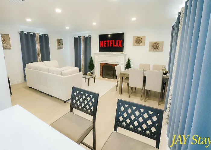 Newly Renovated, Warm Home With 4 Bedrooms, 14 Miles From Disney