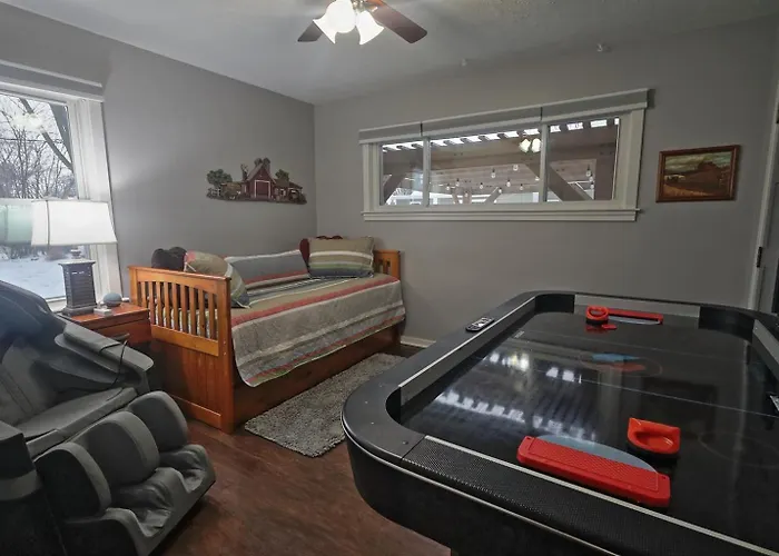 Frankenmuth Dawdy Haus With Hot Tub And Massage Chair 2 Blocks From Main Street