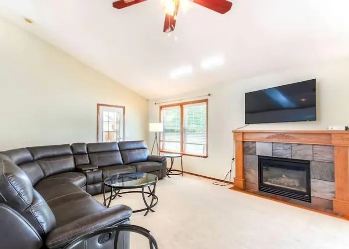 Family Home With Pool Table - Fall Weekly Savings