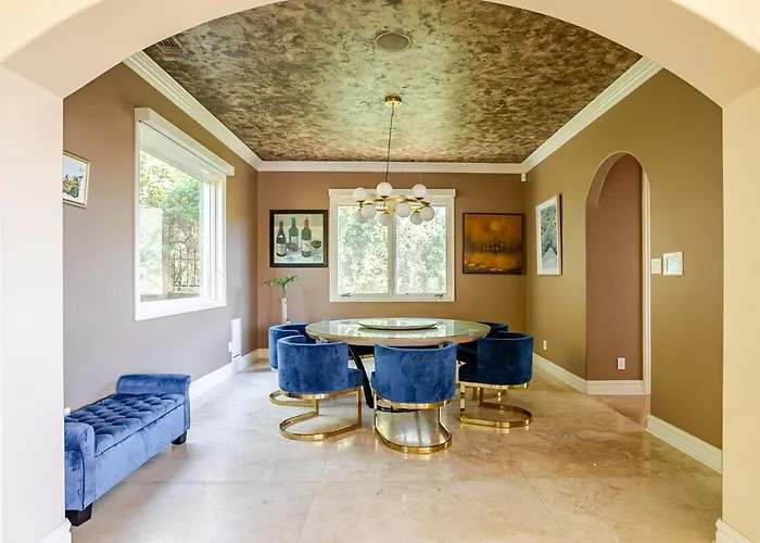 Mansion In The Hills Near Universal Studios!