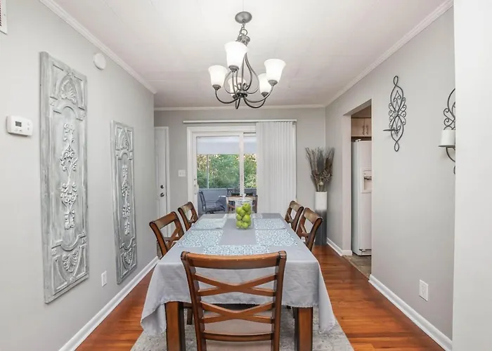 Ashwood Arbor 6 Bed 3 Bath Sleeps 13