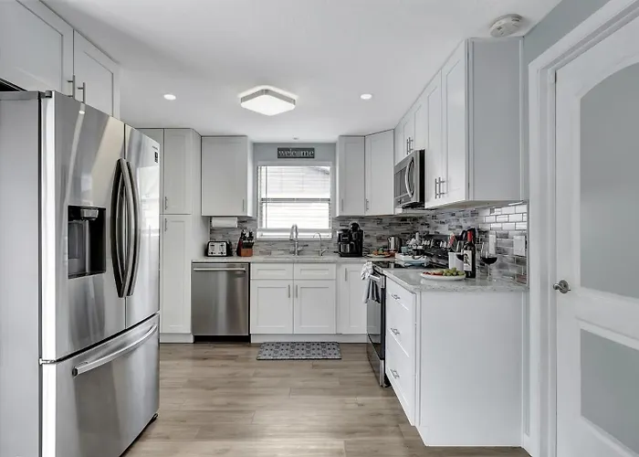 3Br Oasis Sleeps 10 Heated Pool Ping Pong!