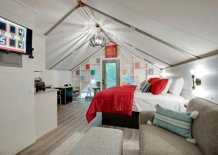 Lovely Glamping Tent With Amazing Equipped Indoor And Outdoor In Alabama