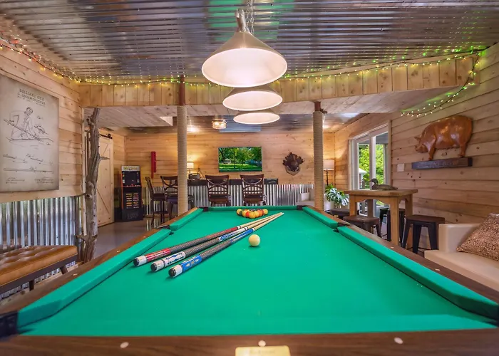 Trailblazer Lodge - Upscale, Hot Tub, Trail, Game Room, Wifi, Fire Pit, Bar, Pool Table, King Bed, View, Pet Friendly