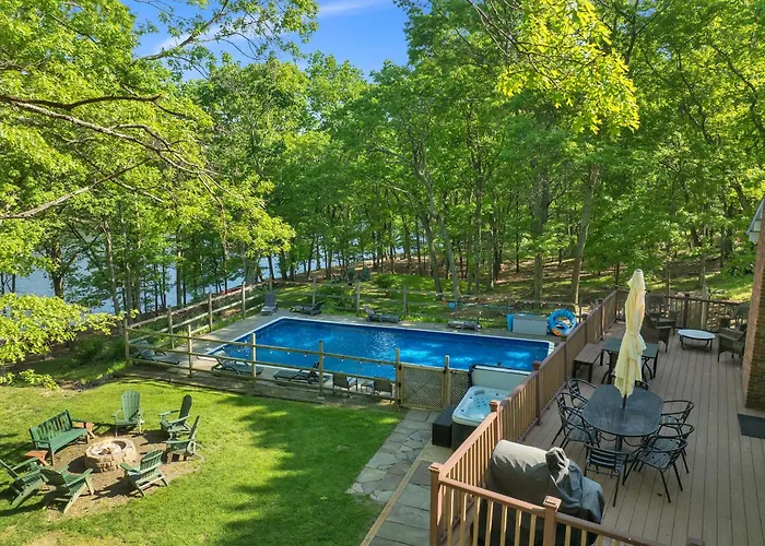 Lakefront, Private Pool, Hot Tub, Firepit, Boats