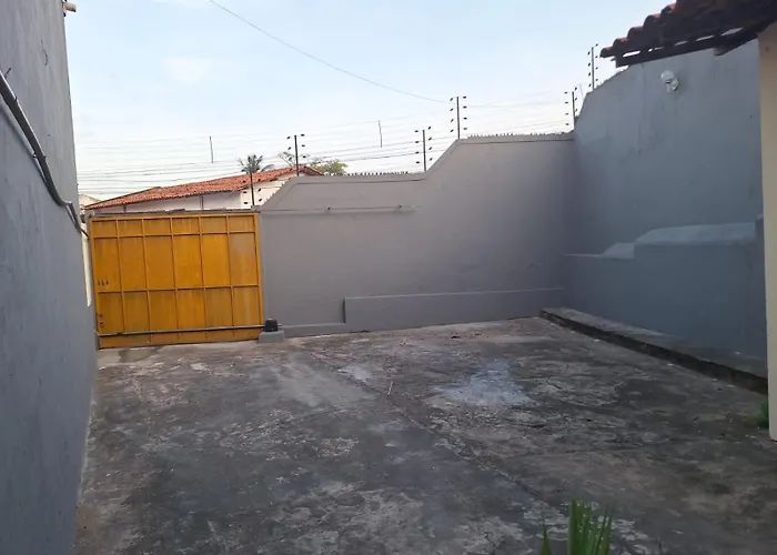 Suíte perto do Centro e Praias AR TV Wifi Cozinha Lavadora