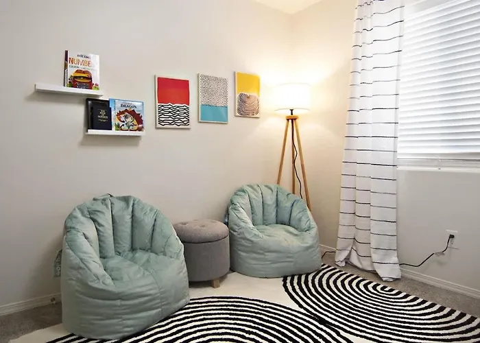 Modern Comfort Caldwell 3B2B Home Sleeps 8!