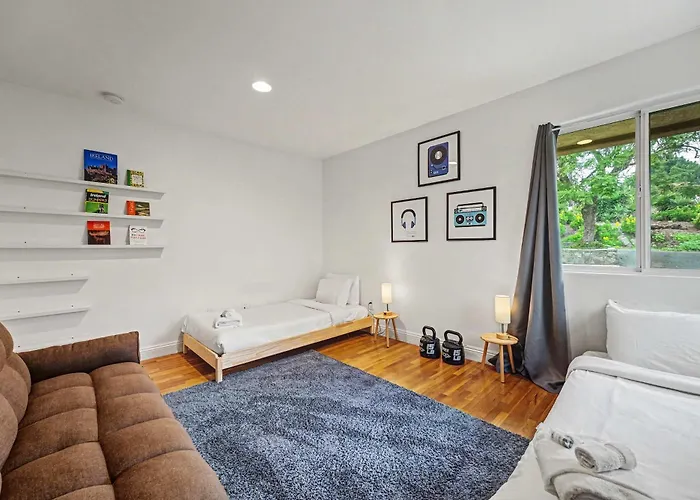 Executive Retreat - Renovated - Spacious - Views