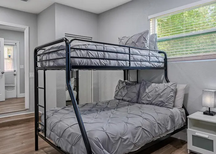 Renovated 3Br, Fenced Yard, Brandon Sleeps 8, 20 Min To Tampa, Monthly Ok