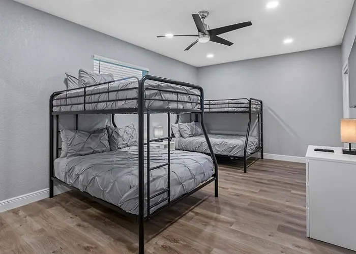 Renovated 3Br, Fenced Yard, Brandon Sleeps 8, 20 Min To Tampa, Monthly Ok