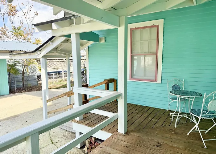 Retro Revival With Modern Comfort - A Mid-Century Gem In Gonzales La