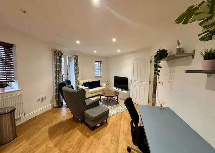 Bracknell Stylish 2 Bedroom Top Floor Apartment
