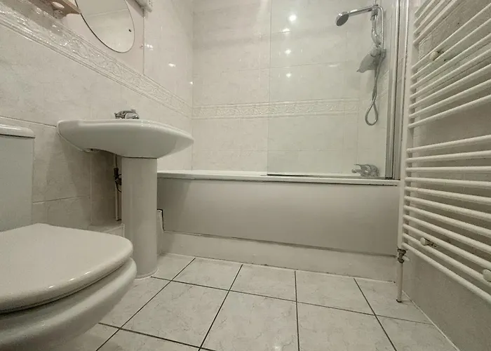 Bracknell Spacious Two Bedroom Apartment