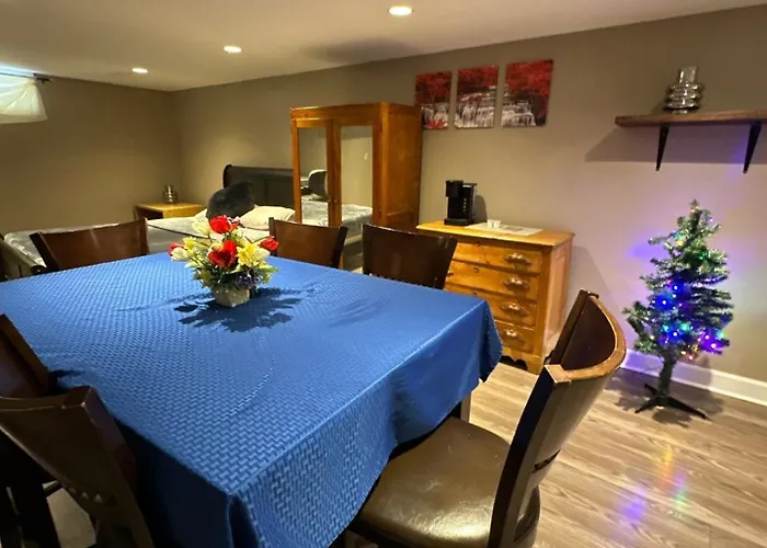 Cozy 2 Beds Basement Suite