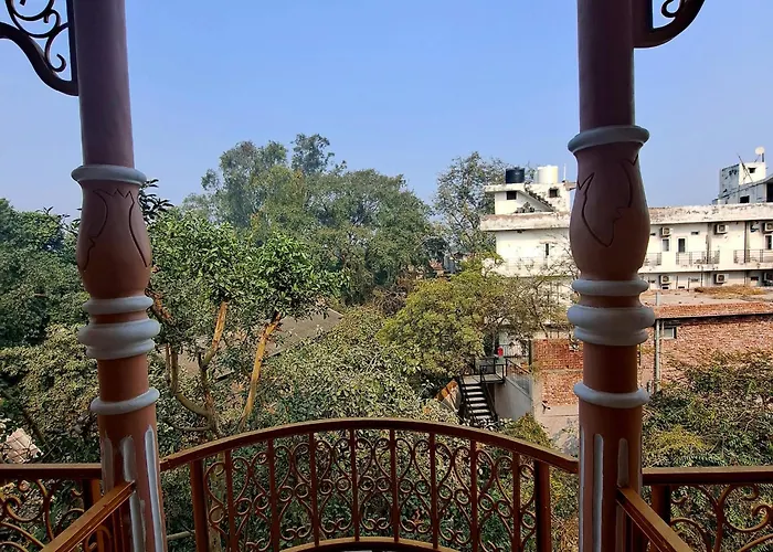 Ray Of Maya Near To Taj Mahal