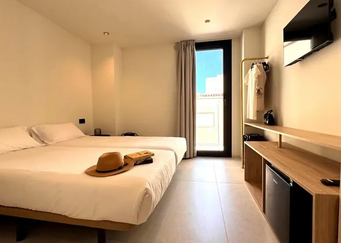 Hugo Beach Hotel & Apartments