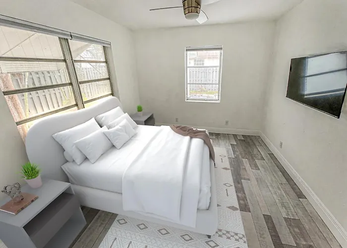 Stylish Tropical Key West Home - Private Yard, Free Parking & Laundry
