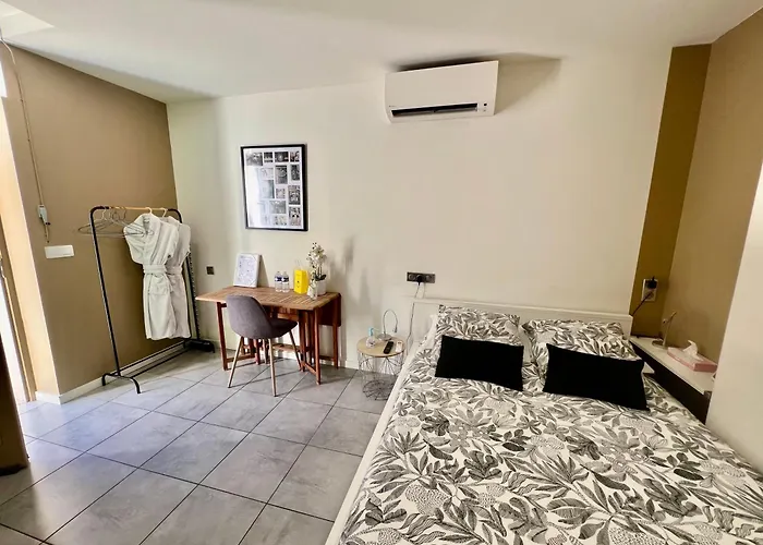 Studette de 17m2 avec parking privé gratuit Climatisation et petite cuisine