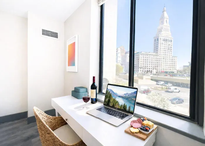 The Hartford Skyline - Stylish Downtown Condo With Wifi Gym