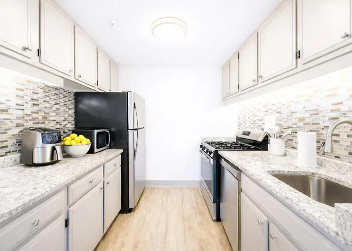 The Hartford Skyline - Stylish Downtown Condo With Wifi Gym