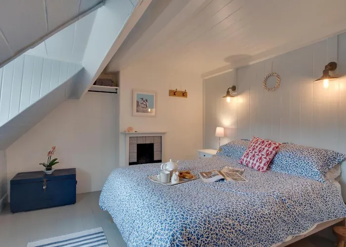 3 Bed In Robin Hoods Bay Oc-R041