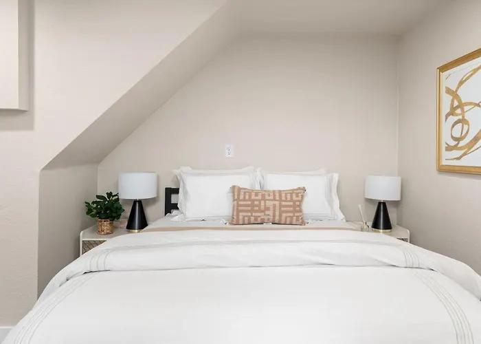 Downtown Lodi L Renovated L 5 Bedrooms L Sleeps 10