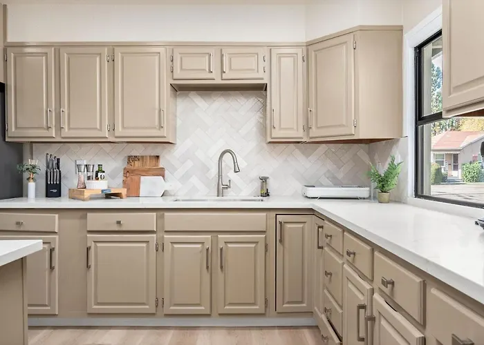 Downtown Lodi L Renovated L 5 Bedrooms L Sleeps 10