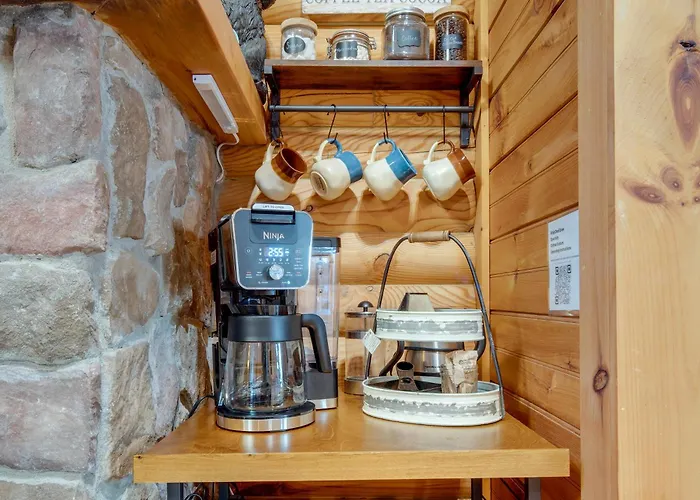 Pet-Friendly Cabin W/ Loft: 5 Mi To Lake Lure!