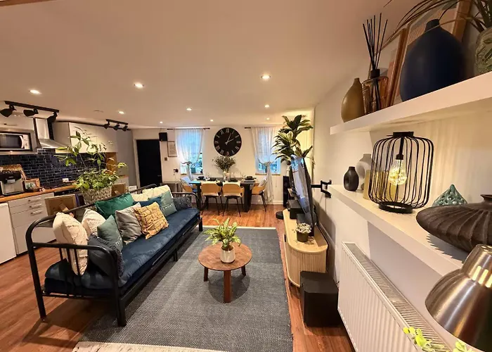 Cozy Cottage Coventry Self Check-In After 3Pm, Pets Friendly