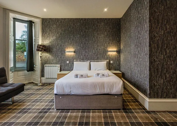Crown Hotel & Bar