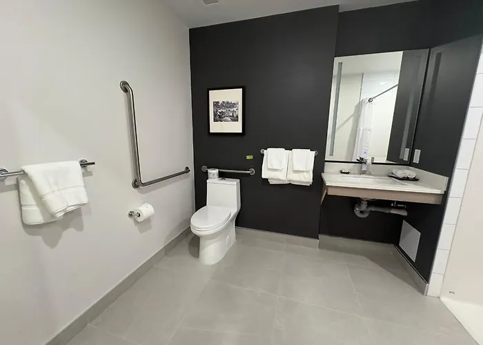 La Quinta Inn & Suites By Wyndham Kelowna Bc