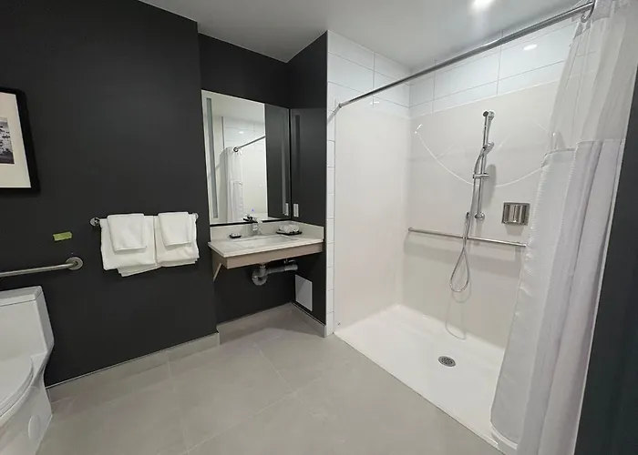 La Quinta Inn & Suites By Wyndham Kelowna Bc