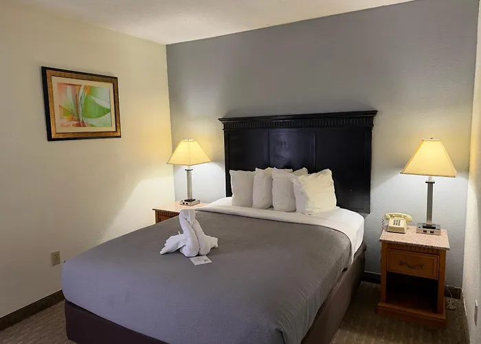 Lafayette Inn & Suites