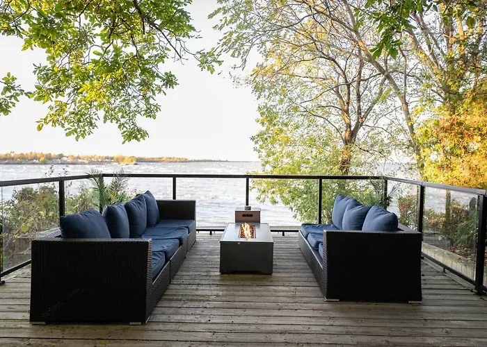 Luma Lakehouse Icewine Lakefront | Deck + Hot Tub