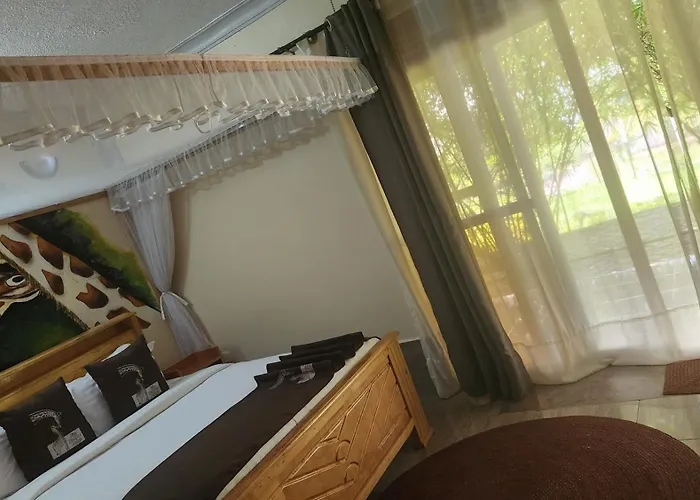 Natural Bamboo Lodge On River Nile Banks In Murchison Falls