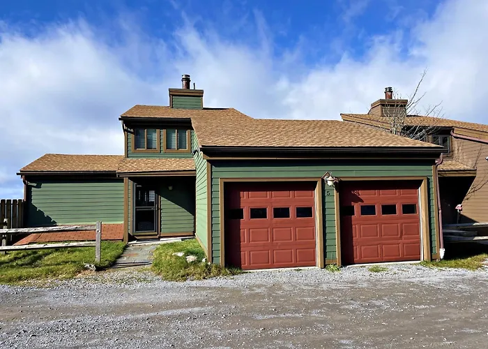 Lands End 4 Bedroom Condo: 5 Mins Walk To The Village
