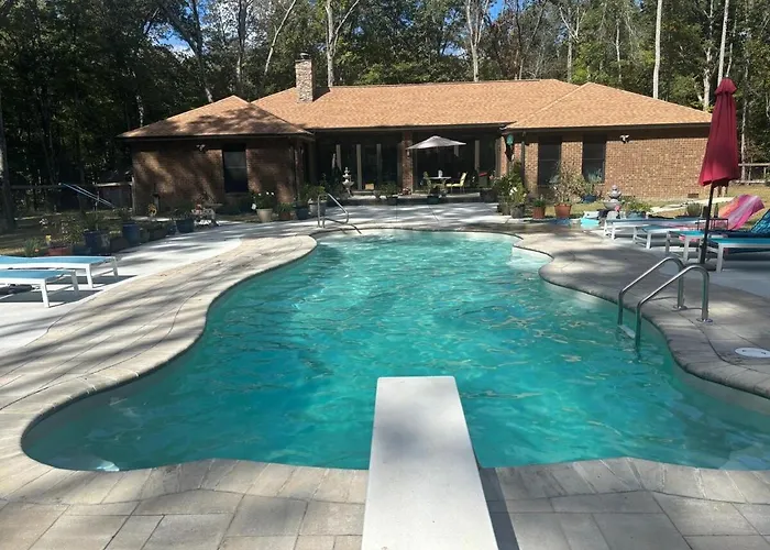 Quiet Forest Vacation Home On A Private Road With Spacious Patios, Fire Pit, Pet Friendly And A Private Pool