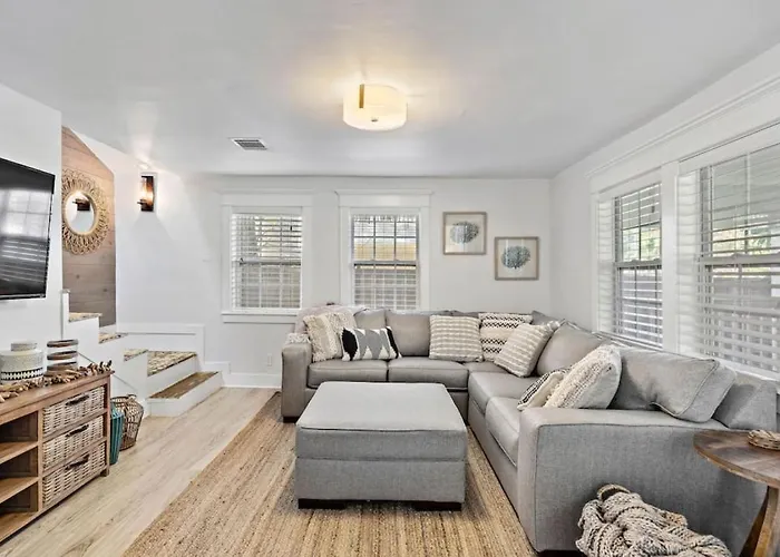 Cute Bungalow With Massive Deck And Fire Pit, Walk To Kemah Boardwalk