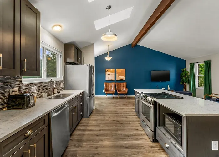 Modern 4Br Family Friendly Retreat With Hot Tub