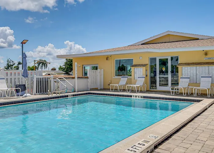 Deck & Resort Perks: Home 3 Mi To Fort Myers Beach